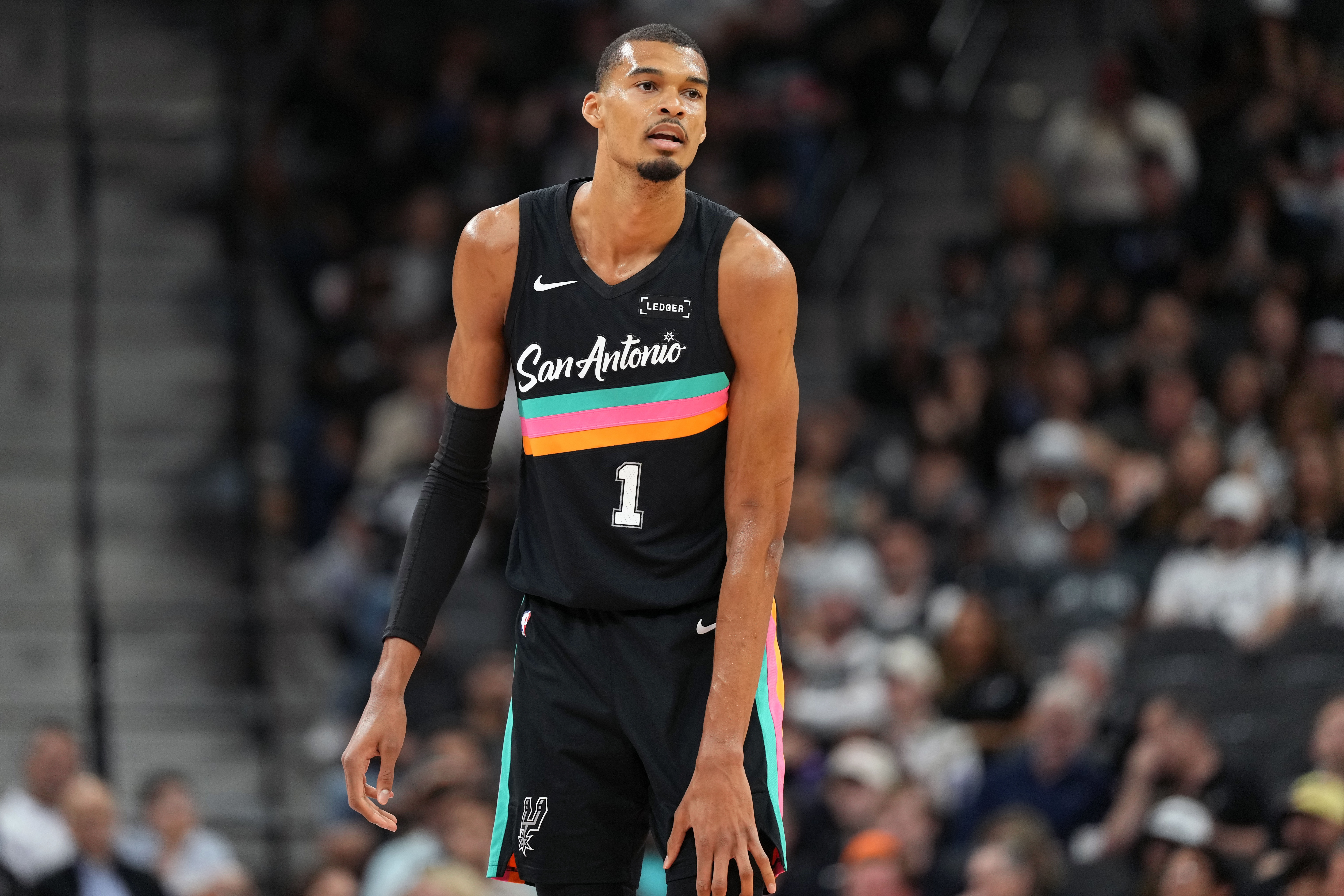 开云官网-历史首人！文班本赛季场均出场时间少于30分钟砍下25+10